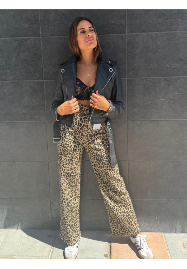 CHAQUETA POLIPIEL TACHUELAS NEGRA 23021