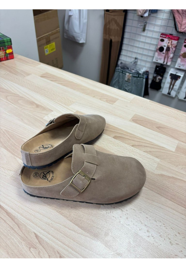 ZUECOS TAUPE CON HEBILLA