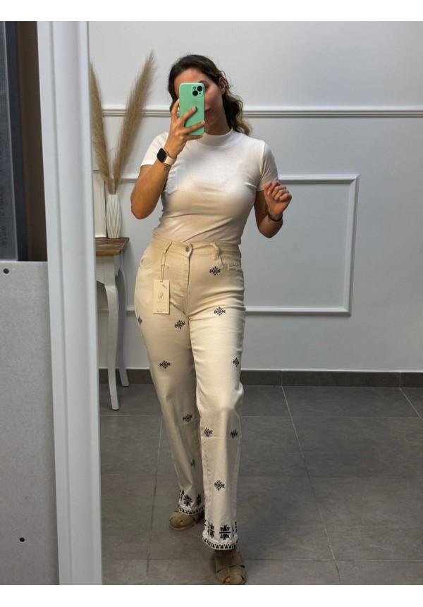 PANTALON BEIGE CON BORDADO AZUL MARINO