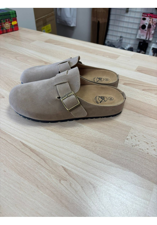 ZUECOS TAUPE CON HEBILLA