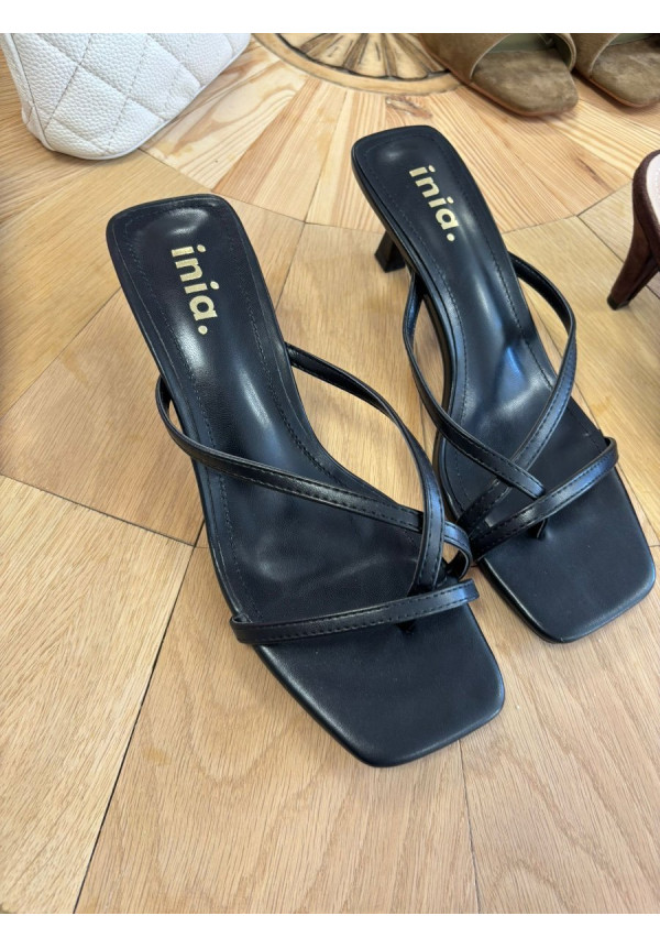 SANDALIA TIRAS NEGRAS 65311