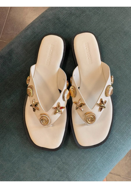 SANDALIAS BLANCAS CONCHAS DORADAS 5682