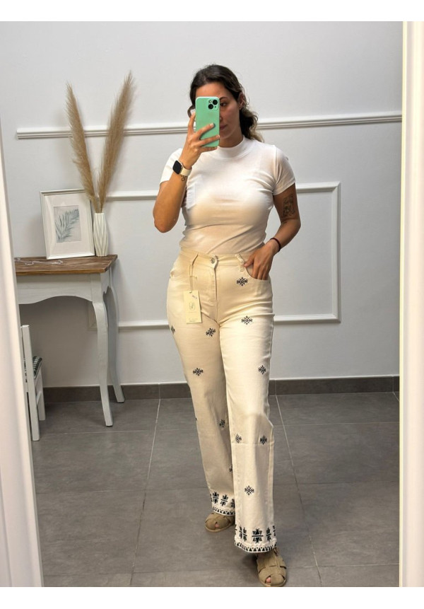 PANTALON BEIGE CON BORDADO AZUL MARINO