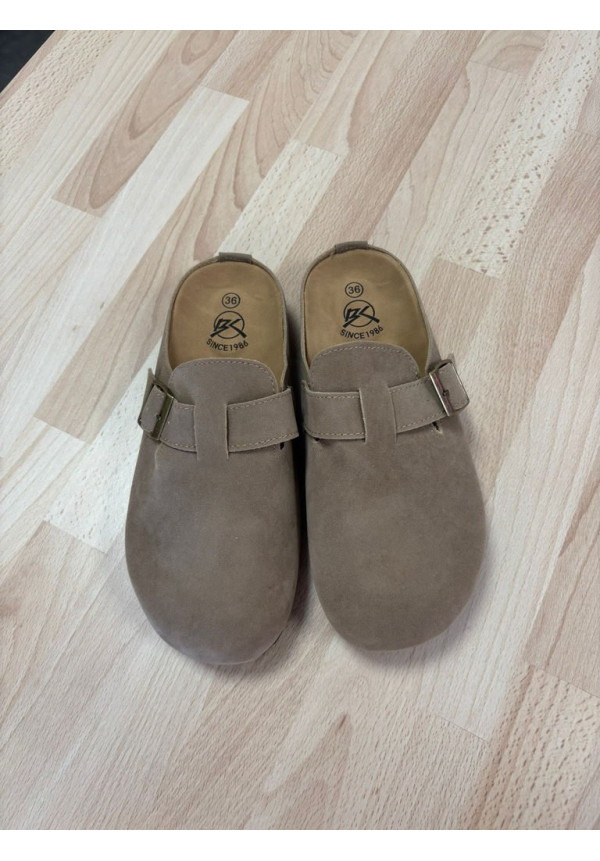 ZUECOS TAUPE CON HEBILLA